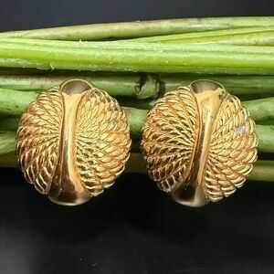 Vintage MONET Signed Gold-plated Ribbed Round On Clip Earrings 16.4g.